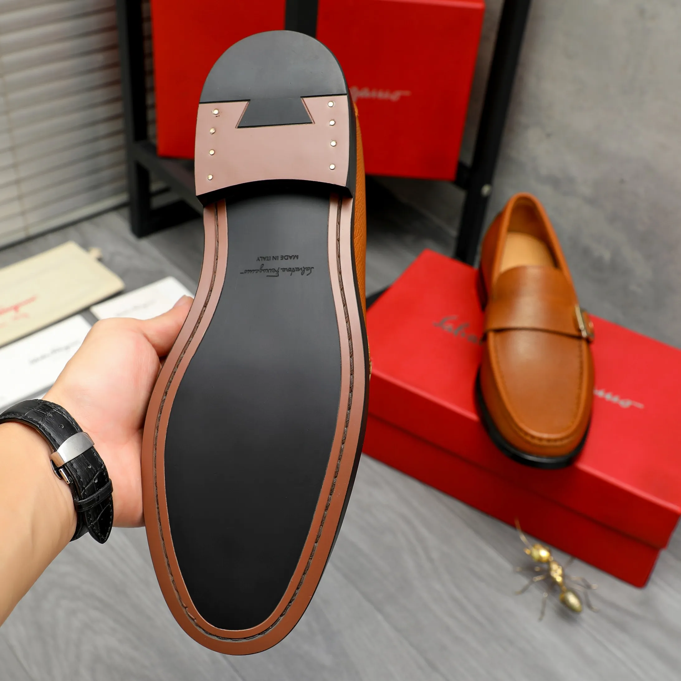 Men's shoes💰442 Product trademark: Ferragamo "Ferragamo" business formal leather shoes Regular size: 38-46 (45.46 custom-made, non-returnable) Product materials: Selected vertical grain cowhide upper, cowhide lining, original rubber outsole